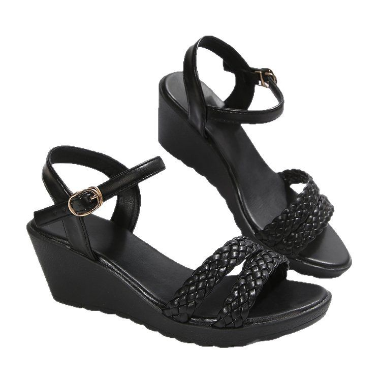 Geflochtene Keilsandalen mit Schnallenriemen