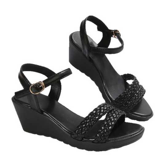 Geflochtene Keilsandalen mit Schnallenriemen