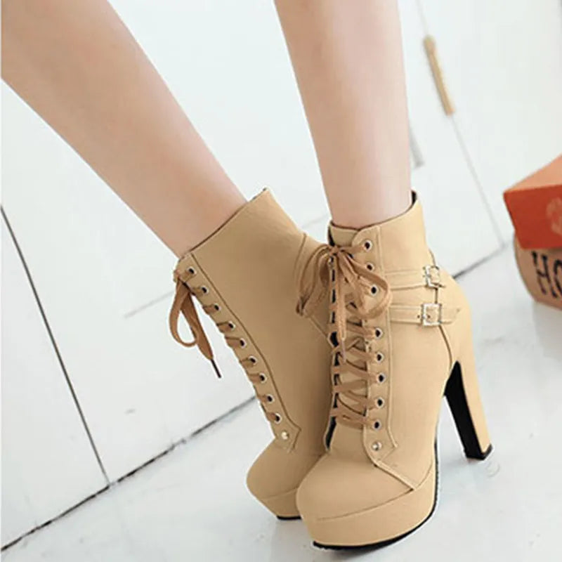 Schnürstiefel mit Gürtelschnalle