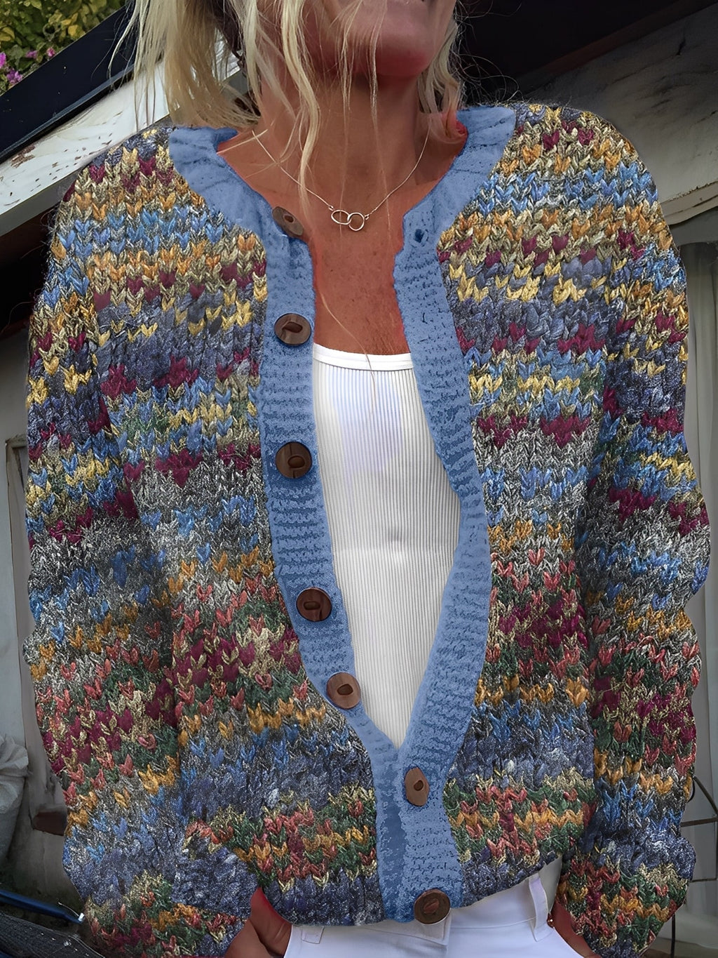 Elegante Damenstrickjacke mit Knöpfen