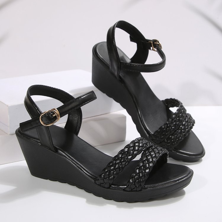Geflochtene Keilsandalen mit Schnallenriemen