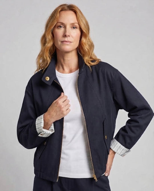Damen Cropped Utility Jacke mit Stehkragen, Kordelzugsaum und goldfarbenen Details Shop Nory