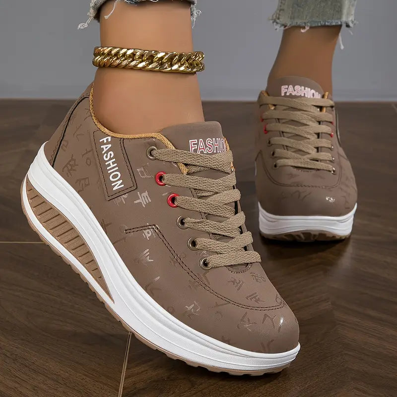 Orthopädische Sneakers mit Keilsohle