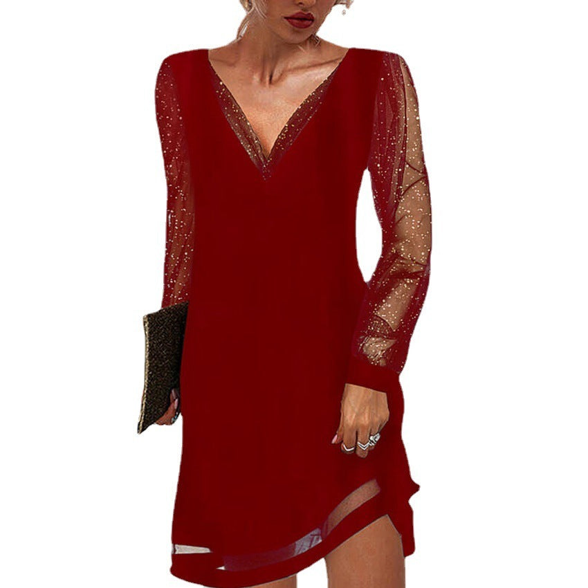 Solides Kleid mit Spitzenbesatz und V-Ausschnitt