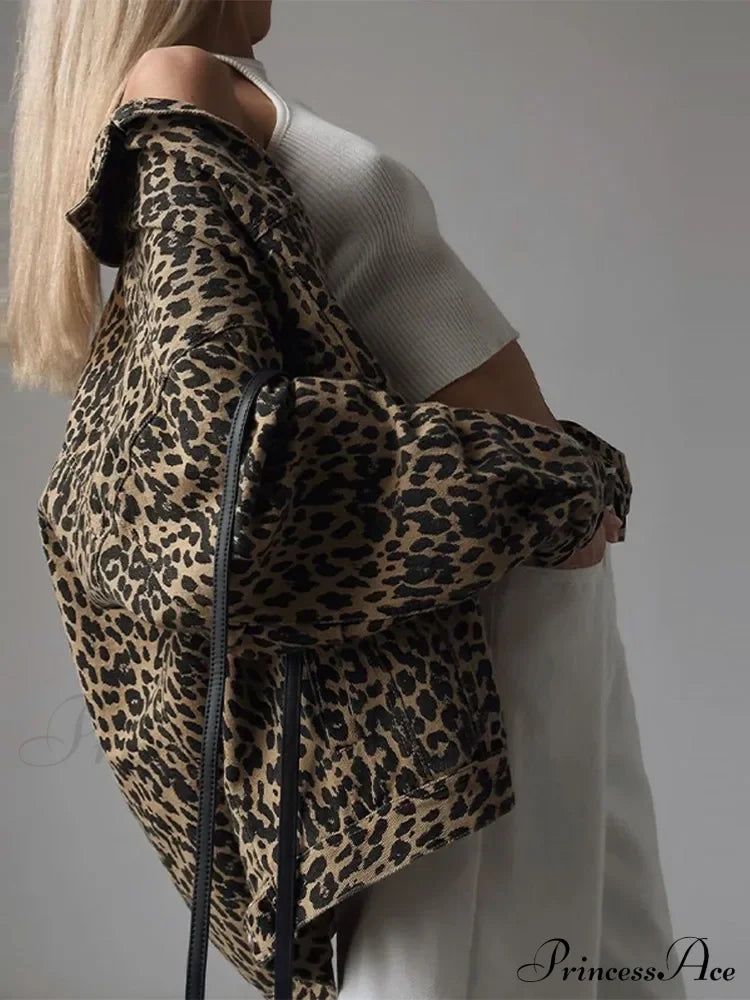 Slim Fit Denim Jacke mit Leopardenstickerei
