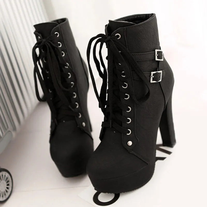 Schnürstiefel mit Gürtelschnalle