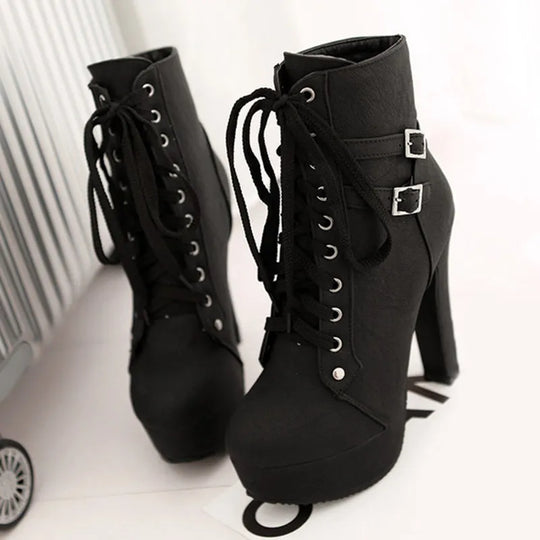 Schnürstiefel mit Gürtelschnalle