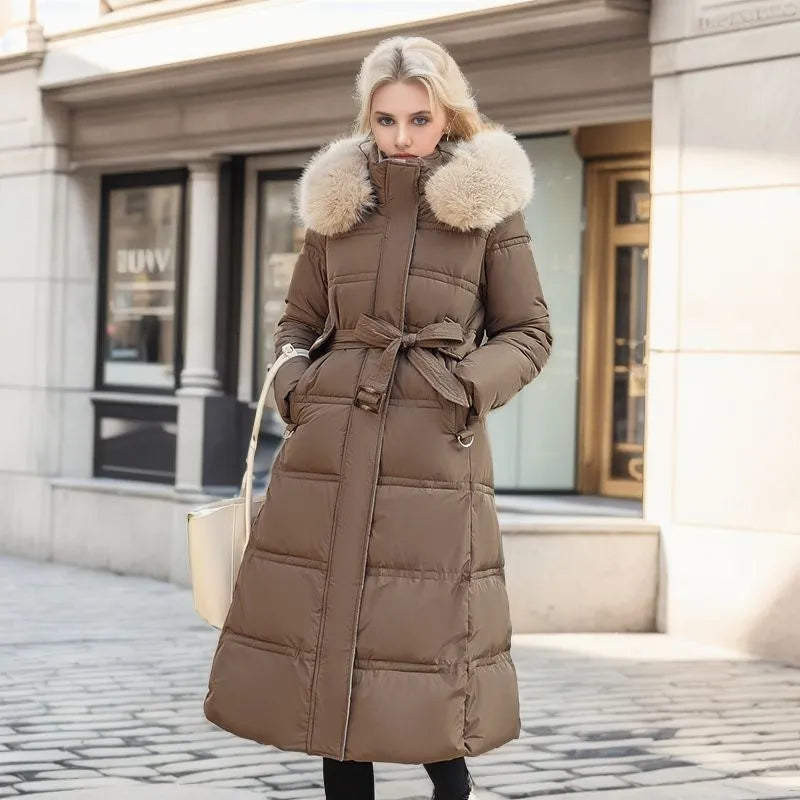 Damen lange Winterjacke mit Pelzmütze und Gürtel