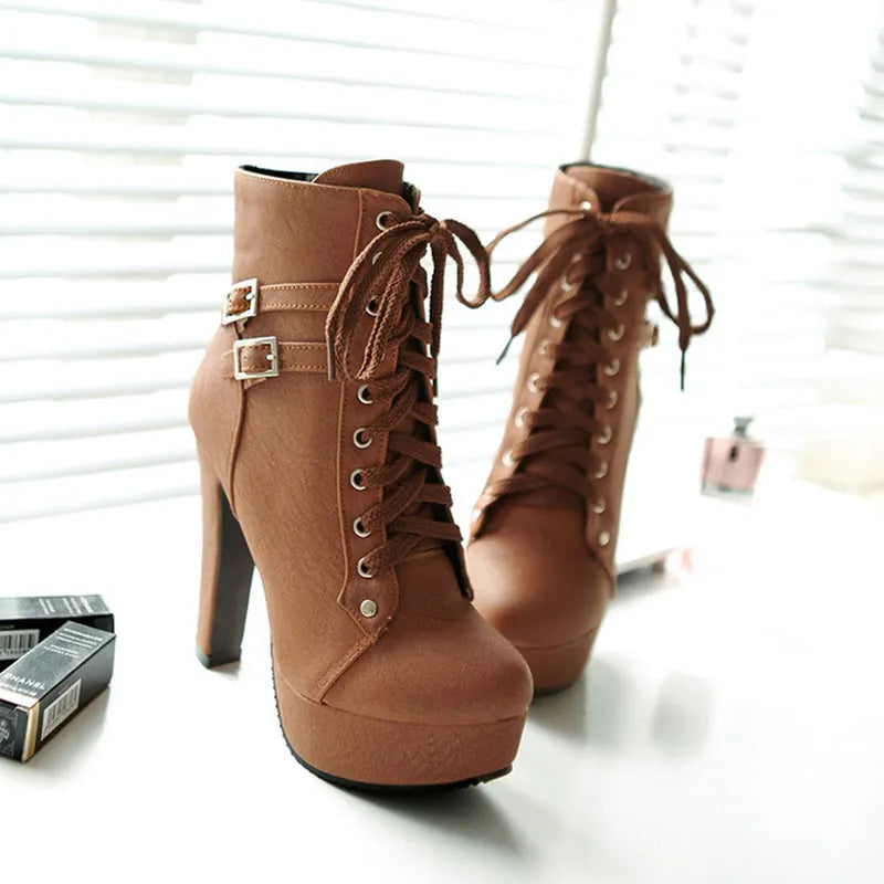 Schnürstiefel mit Gürtelschnalle
