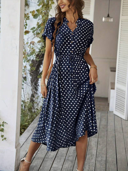 A-linien-kleid mit polka-dot-print und v-ausschnitt