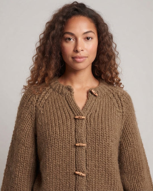 Damen Grobgestrickter kurzer Cardigan mit Knebelknöpfen und voluminösen Ballonärmeln Shop Nory