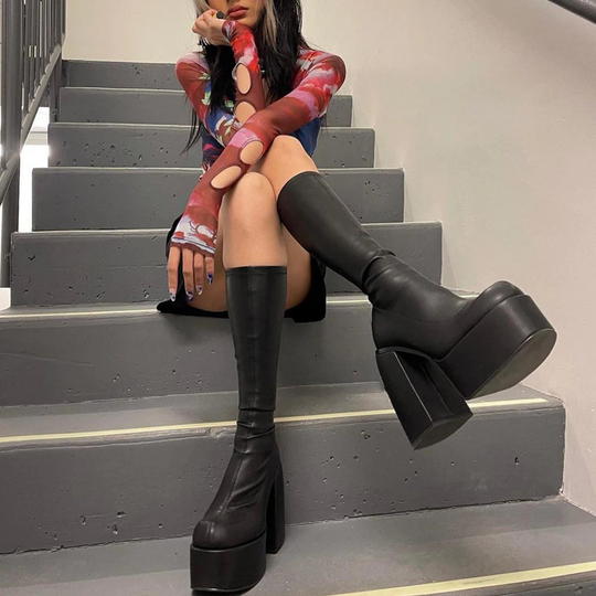 Kniestiefel mit hohem Absatz: Damenmode 2024