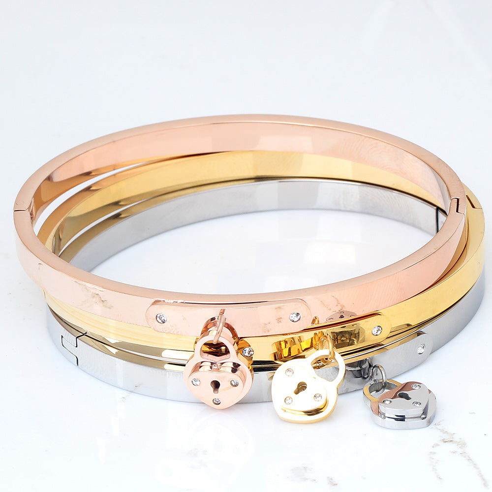 Damen Armreif aus hochwertigem Edelstahl mit herzförmigem Anhänger und Zirkonia Shop Nory