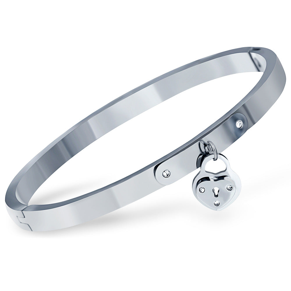 Damen Armreif aus hochwertigem Edelstahl mit herzförmigem Anhänger und Zirkonia Shop Nory