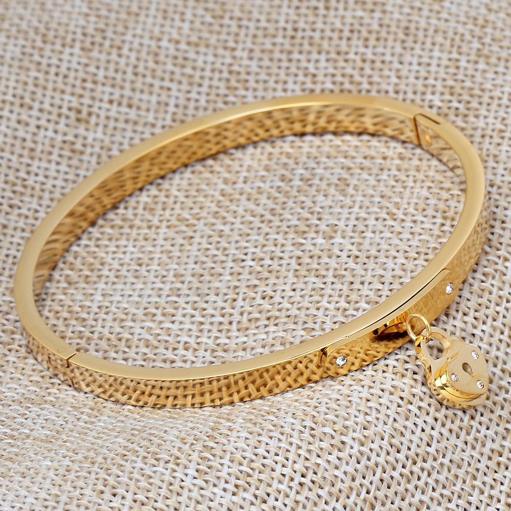 Damen Armreif aus hochwertigem Edelstahl mit herzförmigem Anhänger und Zirkonia Shop Nory