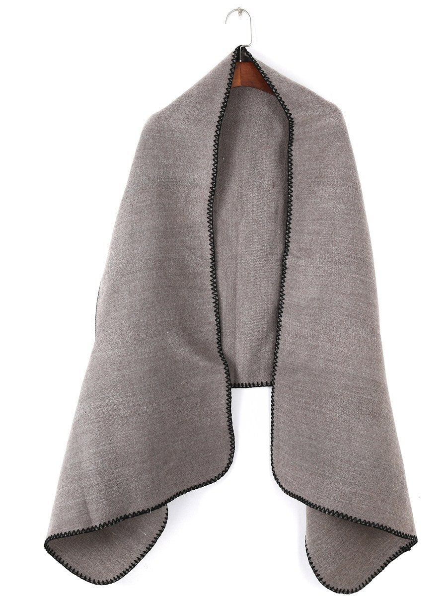 Damen Übergroßer Ruana-Poncho mit Armausschnitten und kontrastierender Kettelnaht Shop Nory
