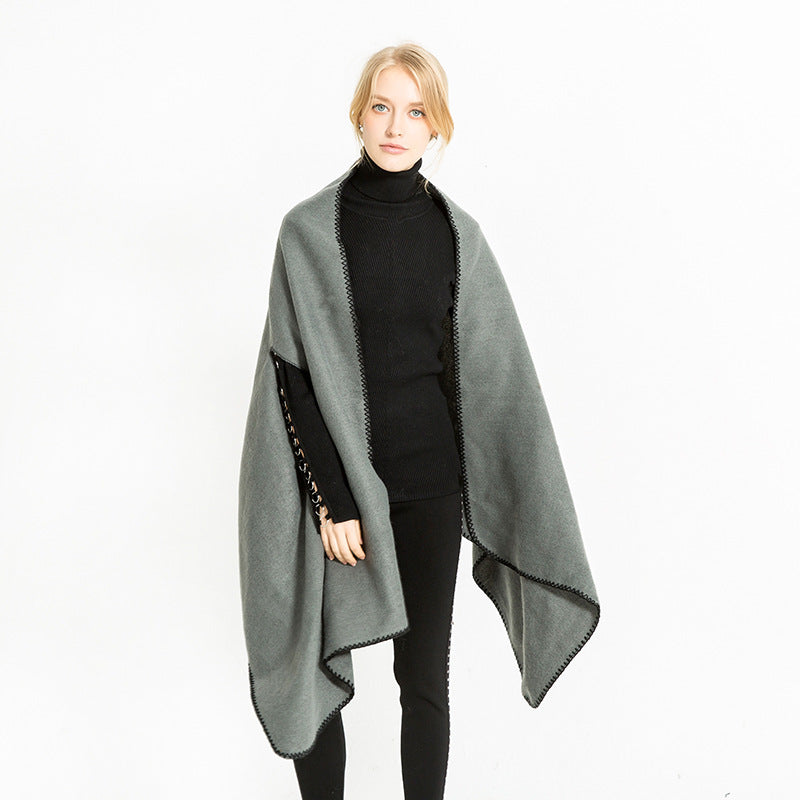 Damen Übergroßer Ruana-Poncho mit Armausschnitten und kontrastierender Kettelnaht Shop Nory
