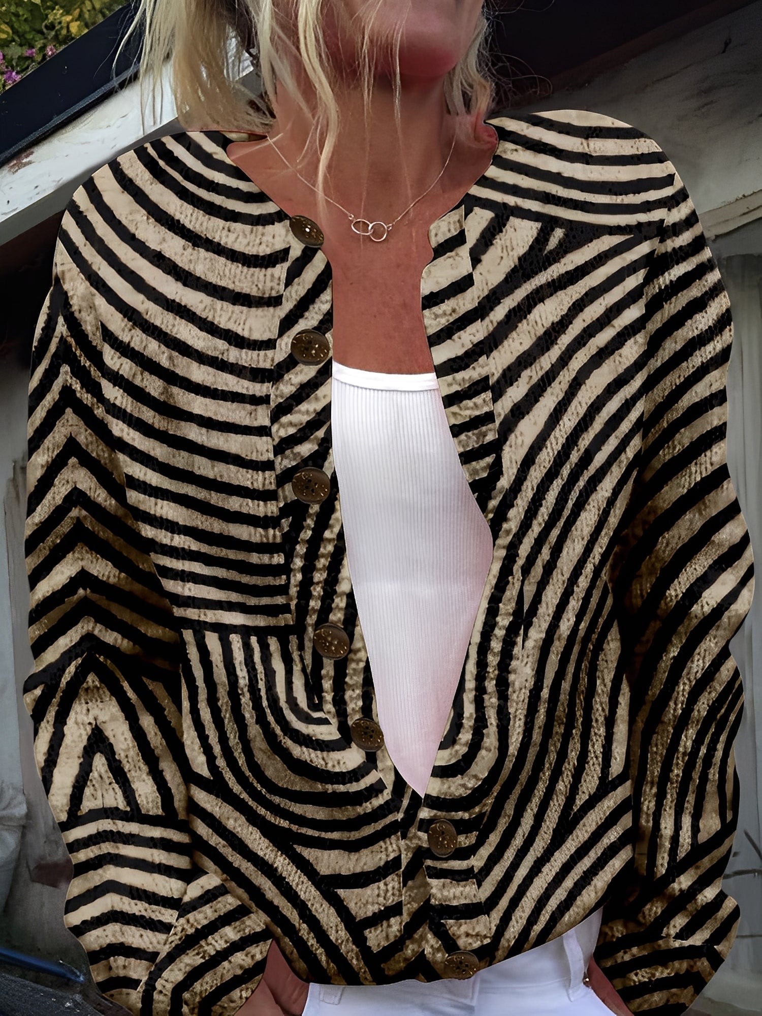 Elegante Damenstrickjacke mit Knöpfen