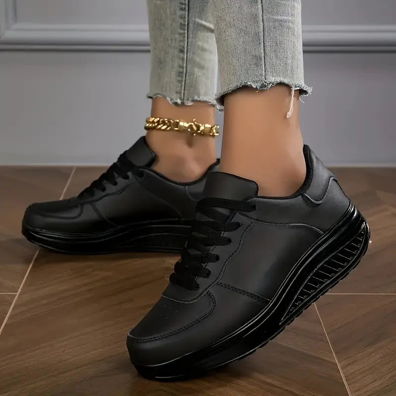 Orthopädische Sneakers mit Keilsohle