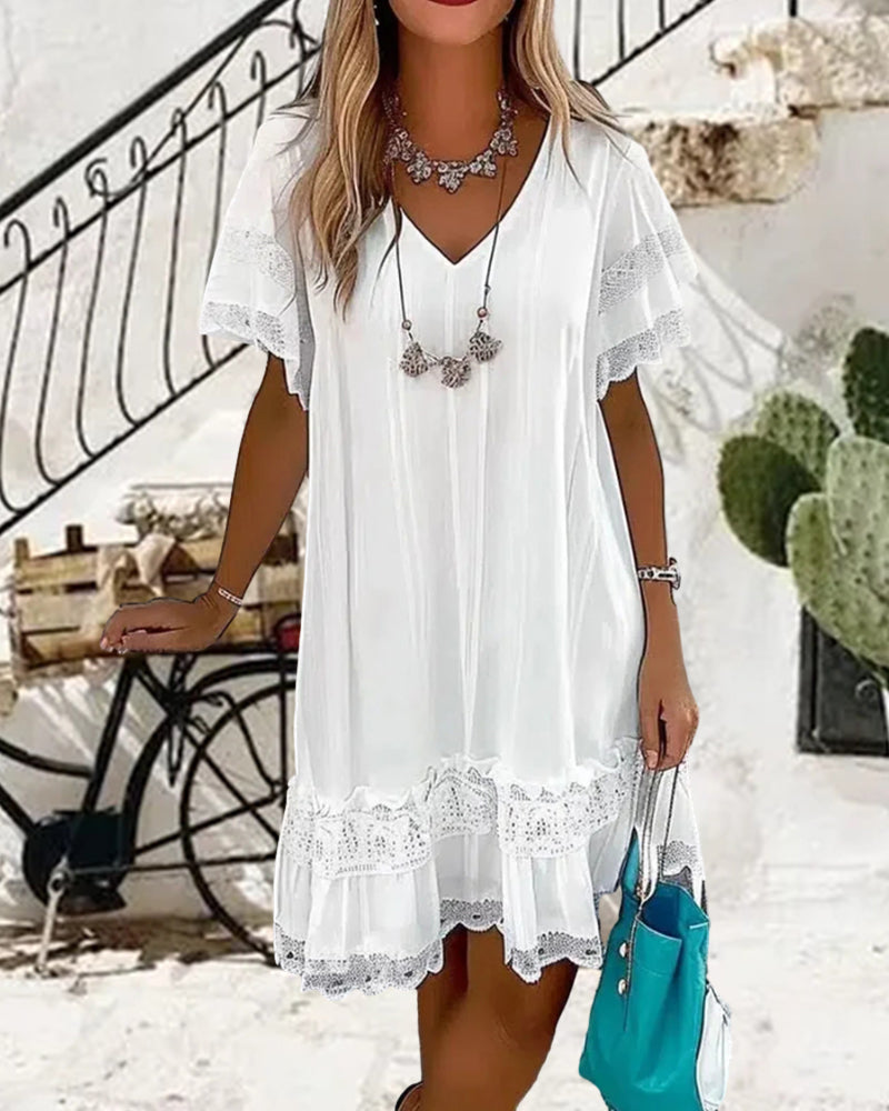 Einfarbiges Kleid mit Kurzen Ärmeln und Spitzeneinsätzen