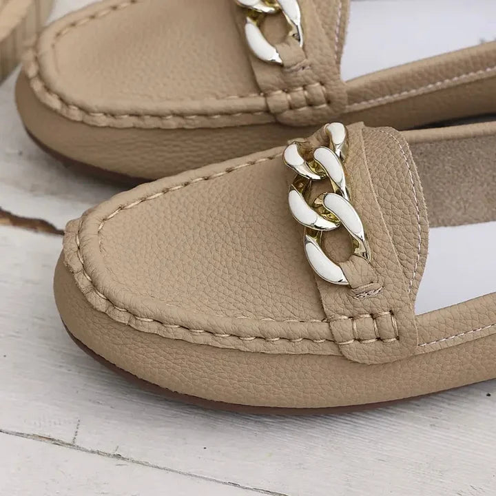 Slipper aus Leder mit klobigen Kettendetails
