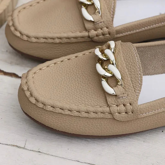 Slipper aus Leder mit klobigen Kettendetails