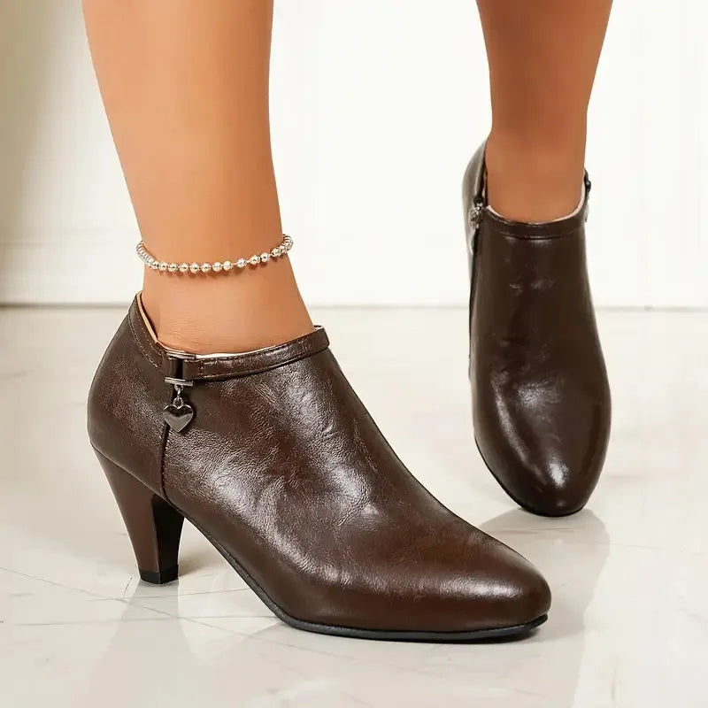 Zeitlose Stiefeletten im femininen Spitzen-Design