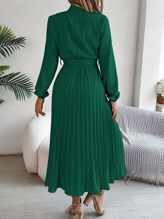 Schlichtes Kleid mit Stehkragen und Plissiertem Gürtel