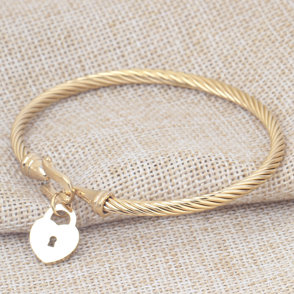 Damen Armreif mit Herzschloss und elegante Zwirnstruktur Shop Nory