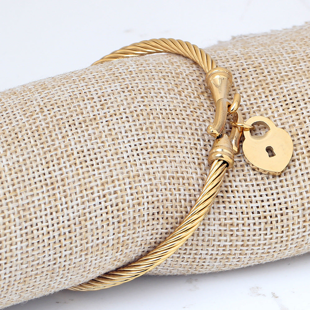 Damen Armreif mit Herzschloss und elegante Zwirnstruktur Shop Nory