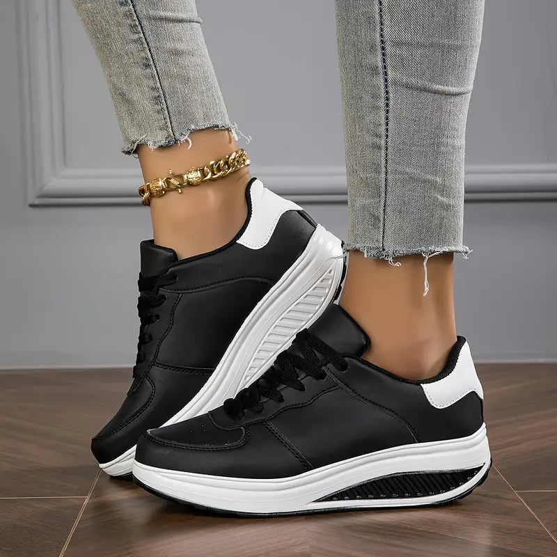Orthopädische Sneakers mit Keilsohle