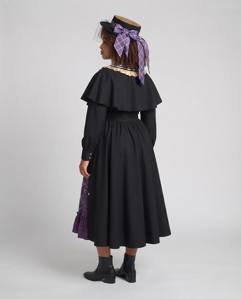Damenkostümkleid mit historisch inspirierten Elementen und eleganten Accessoires Shop Nory