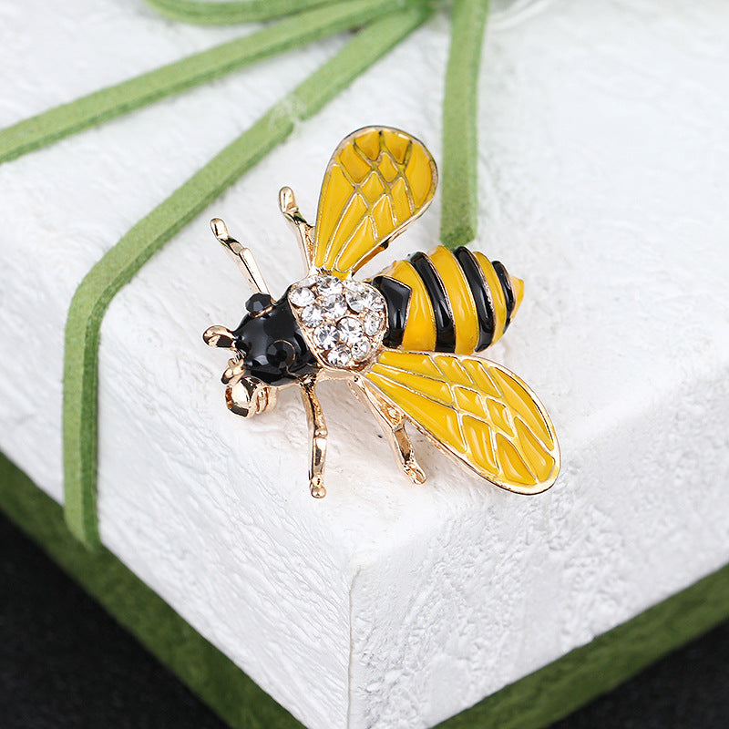 Filigrane Bienenbrosche mit Strassbesatz und Emaille-Details