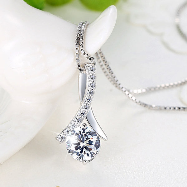 Damen Halskette mit hochwertigem Zirkonia-Anhänger und eleganten Details Shop Nory