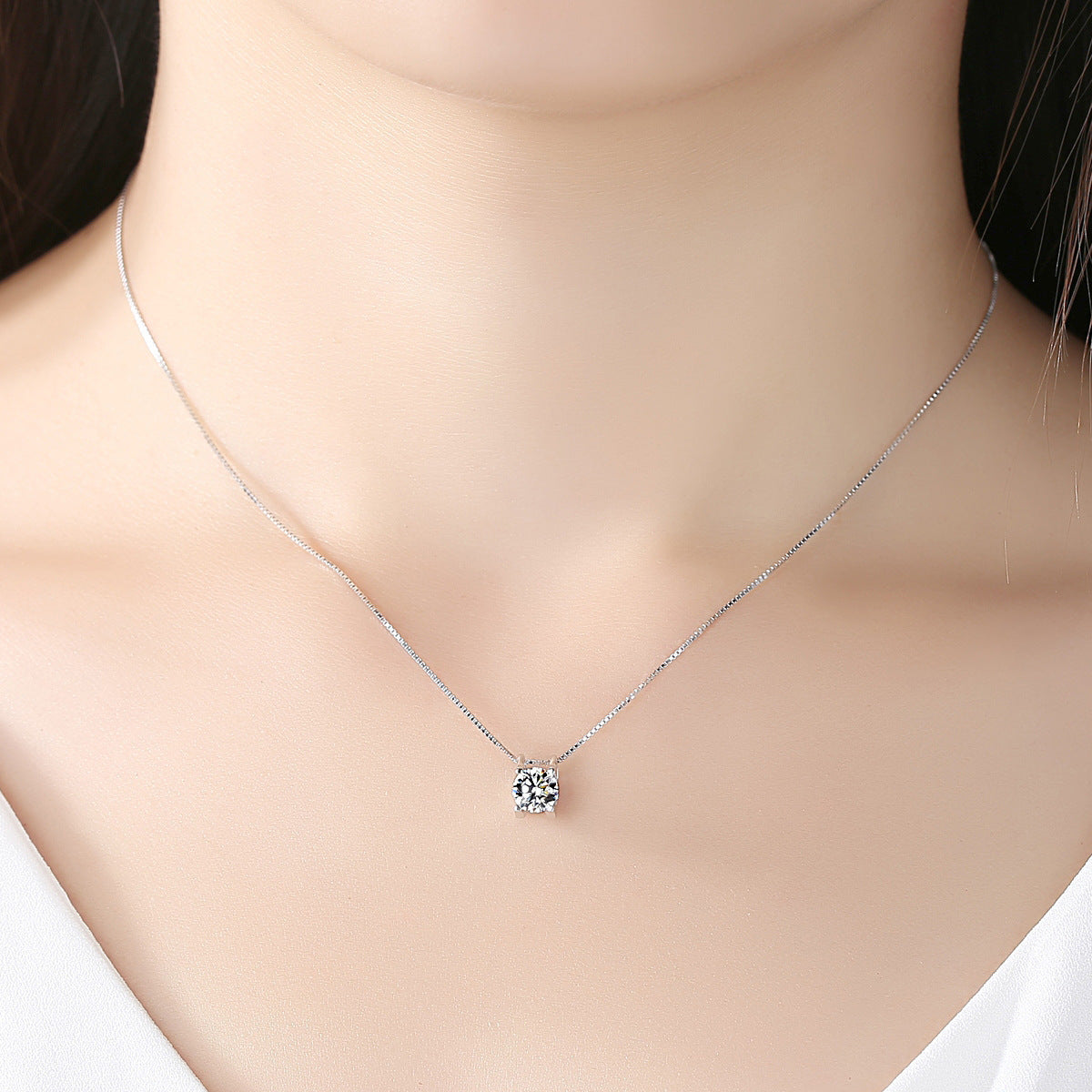 Damen Halskette mit funkelndem Zirkonia-Anhänger und modernem Design Shop Nory
