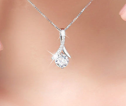Damen Halskette mit hochwertigem Zirkonia-Anhänger und eleganten Details Shop Nory
