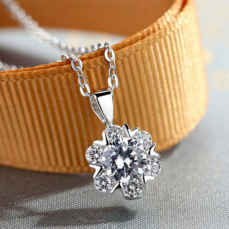 Damen-Halskette mit blühendem Schneeflockenanhänger und funkelnden Zirkonia Shop Nory