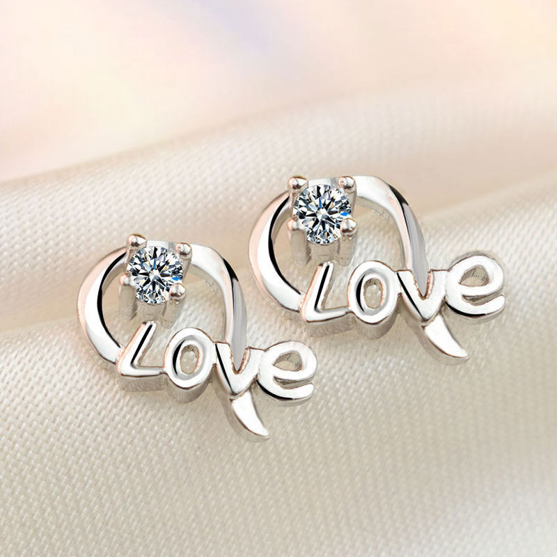 Damen Ohrstecker mit liebevoll gestaltetem "Love" Schriftzug und funkelnden Zirkonia Shop Nory