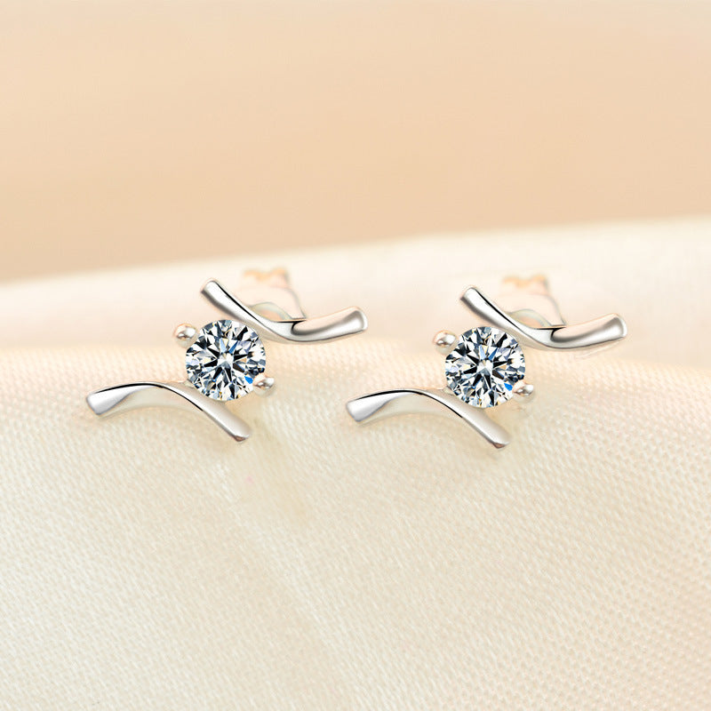 Damen Ohrstecker mit elegantem geschwungenen Design und funkelnden Zirkonia Shop Nory