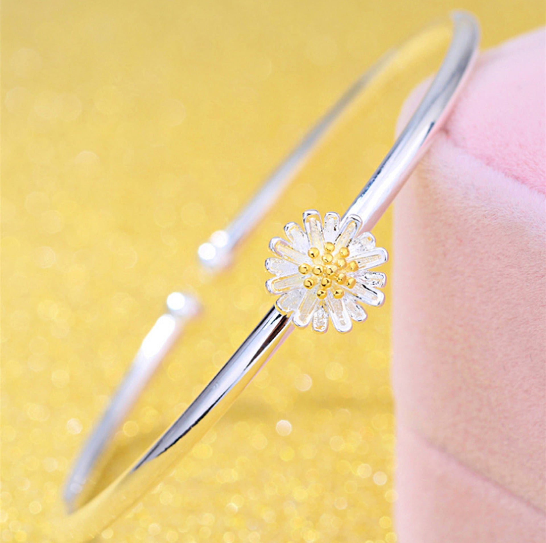 Damenarmreif mit verspieltem Blumenmotiv und funkelnden Kristallen Shop Nory
