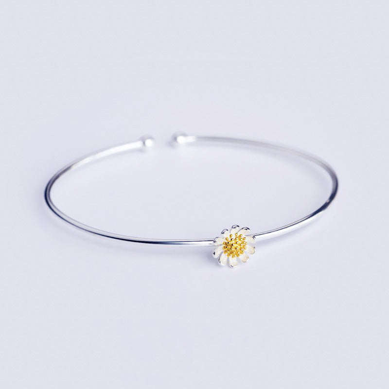 Damenarmreif mit verspieltem Blumenmotiv und funkelnden Kristallen Shop Nory