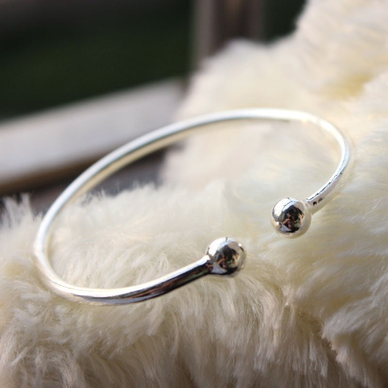 Damen Offener Armreif mit elegantem Kugeldesign Shop Nory