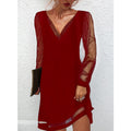 Solides Kleid mit Spitzenbesatz und V-Ausschnitt