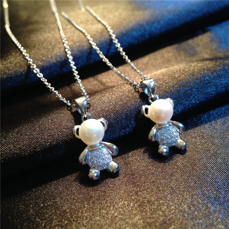 Damen Halskette mit kunstvollem Teddy-Anhänger und funkelnden Zirkonia Shop Nory