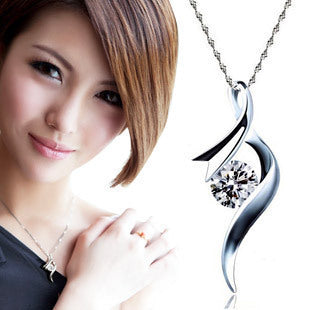 Damen Halskette mit elegantem, geschwungenem Design und funkelndem Zirkonia Shop Nory