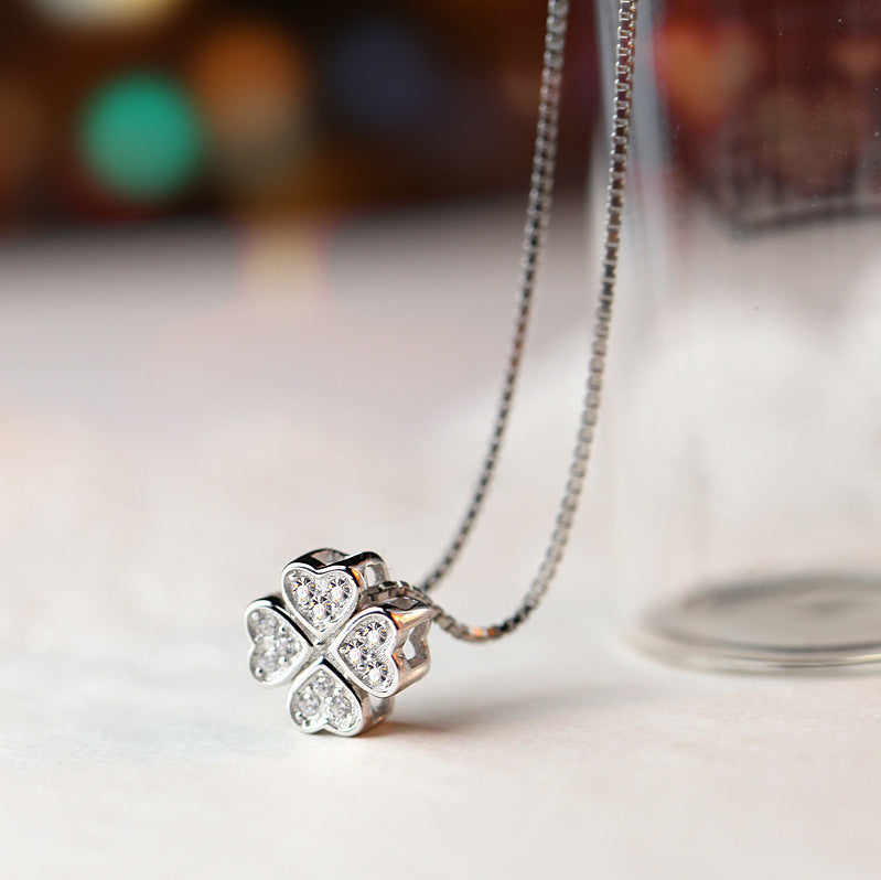 Damen Halskette mit herzförmigem Glücksanhänger und funkelnden Zirkonia Shop Nory