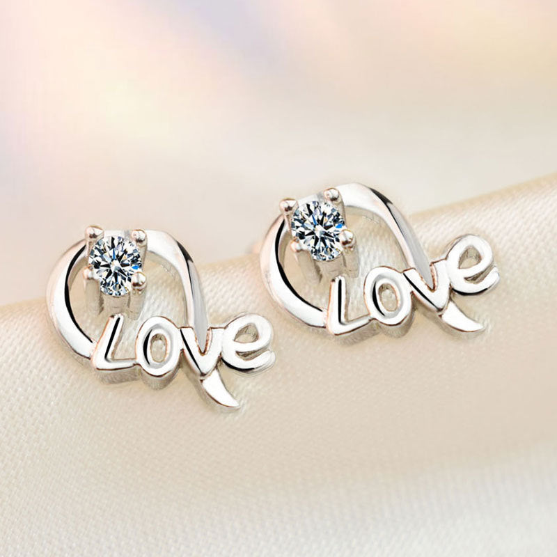 Damen Ohrstecker mit liebevoll gestaltetem "Love" Schriftzug und funkelnden Zirkonia Shop Nory