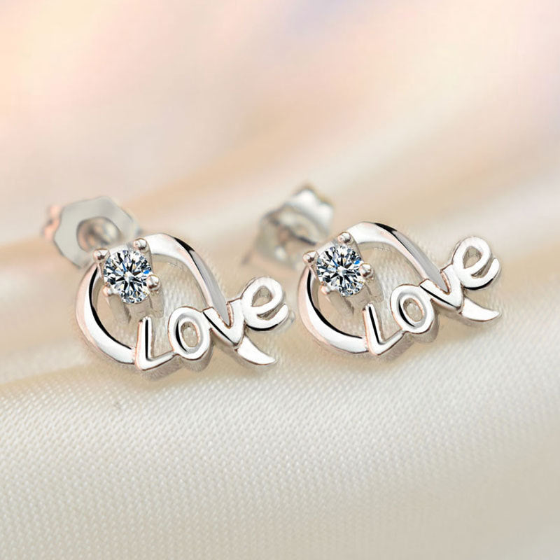 Damen Ohrstecker mit liebevoll gestaltetem "Love" Schriftzug und funkelnden Zirkonia Shop Nory