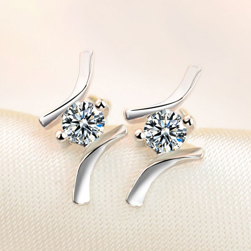 Damen Ohrstecker mit elegantem geschwungenen Design und funkelnden Zirkonia Shop Nory