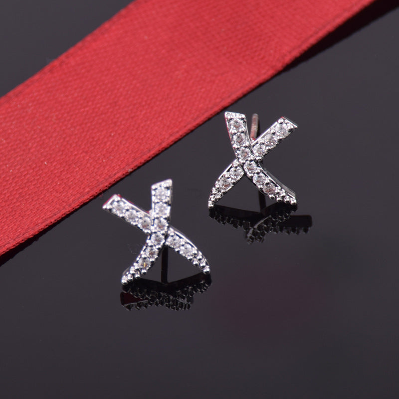 Damen-Ohrstecker mit funkelndem Zirkonia-Besatz und modernem X-Design Shop Nory